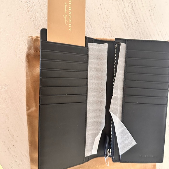 Authentic BURBERRY Black Leather Wallet - Picture 5 of 12
